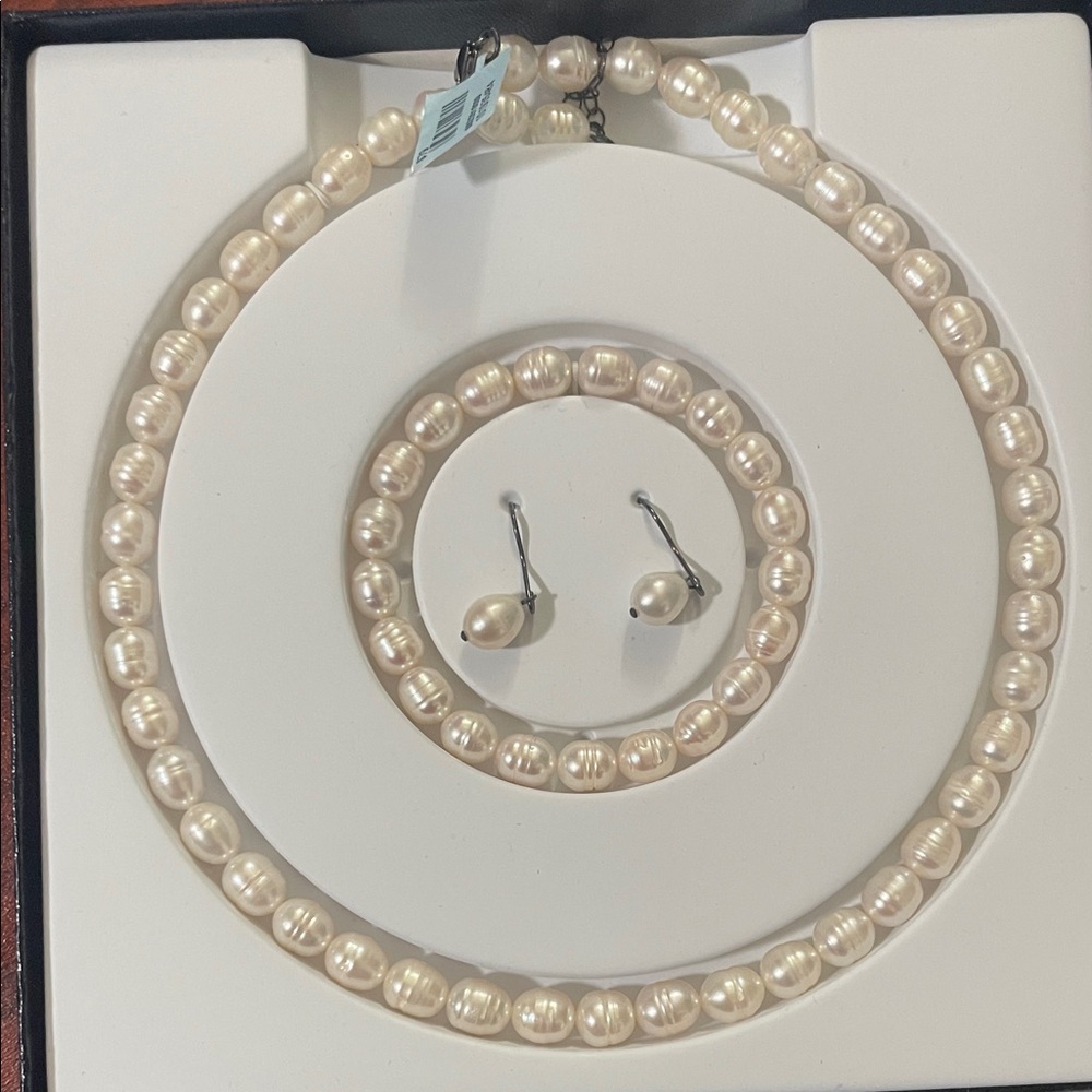 NWT! Vintage Classic Cream Pearl Jewelry 3 pcs Set - Picture 3 of 3